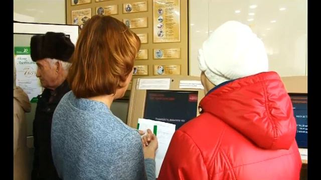 В офисах ХМБ в Саяногорске наблюдаются большие очереди плательщиков за услуги ТКО смотреть онлайн
