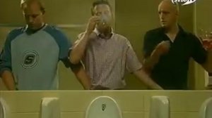 Три дебила мужика держут друг другу пиписки в туалете