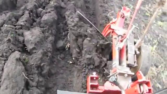 ПЛУГ В РАБОТЕ (сразу после дождей) смотреть онлайн