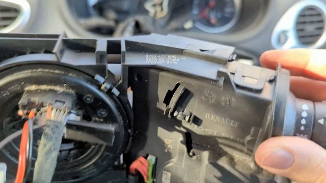 Renault Clio MK3 Airbag Light On – How To Fix – Clock Spring Squib Replacement смотреть онлайн