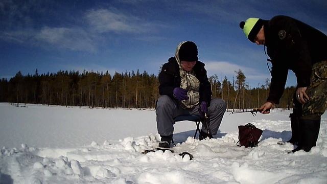КАРЕЛИЯ/РЫБАЛКА НА ТАЁЖНОМ ОЗЕРЕ ЗИМОЙ/КЛЕВ ОКУНЯ КАК ИЗ ПУЛЕМЁТА смотреть онлайн