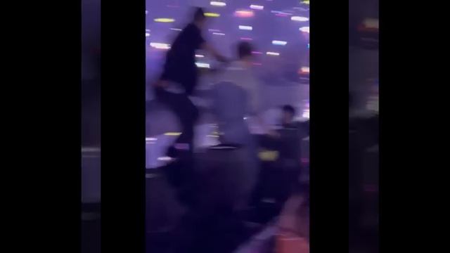 MIRROR演唱會大螢幕墮下壓傷Dancer AnsonLo Edan嚇呆被工作人員拉落台 смотреть онлайн