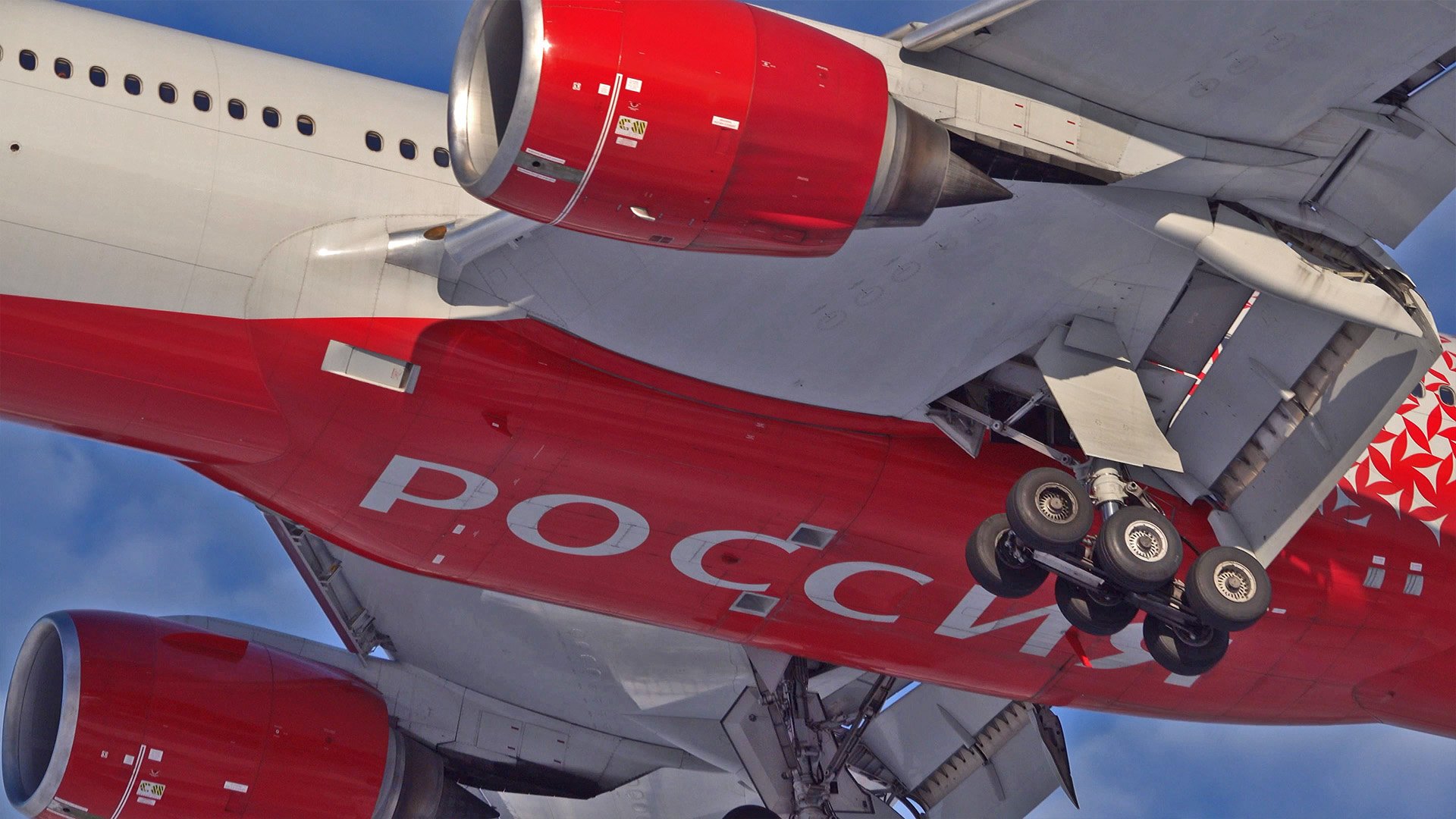 РОССИЯ большая и самая маленькая. Как смотрится Сухой Суперджет в сравнении с Boeing 777 смотреть онлайн