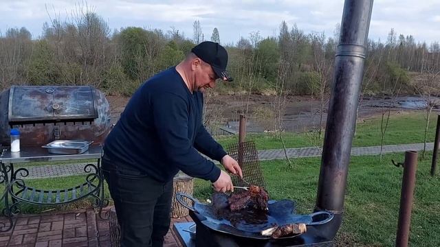 Гигантские стейки из говядины на сковороде САДЖ. С картошечкой и овощами! От Дяди Вити! смотреть онлайн