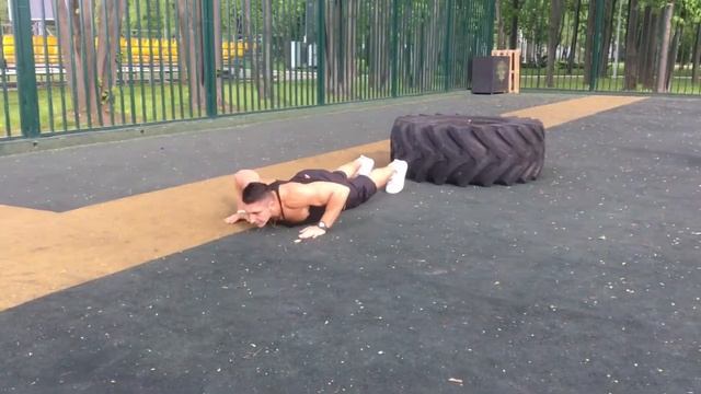 Дикая ЗАРУБА по CROSSFIT на workout площадке. Спорт для мужчин! Обычный фитнес отдыхает... смотреть онлайн