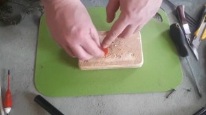 Лайфхак для рыбалки самоподсекающий поплавок из пробки своими руками.