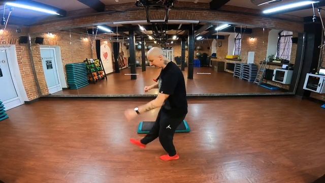 Урок 5 Учим шаги и перемещения на степе и на полу смотреть онлайн