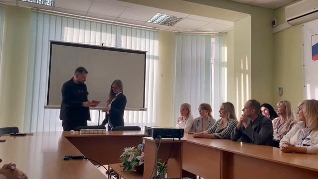 В Мелитополе за вербовку безработных пушечным мясом в окопы наградили сотрудников "центра занятости смотреть онлайн