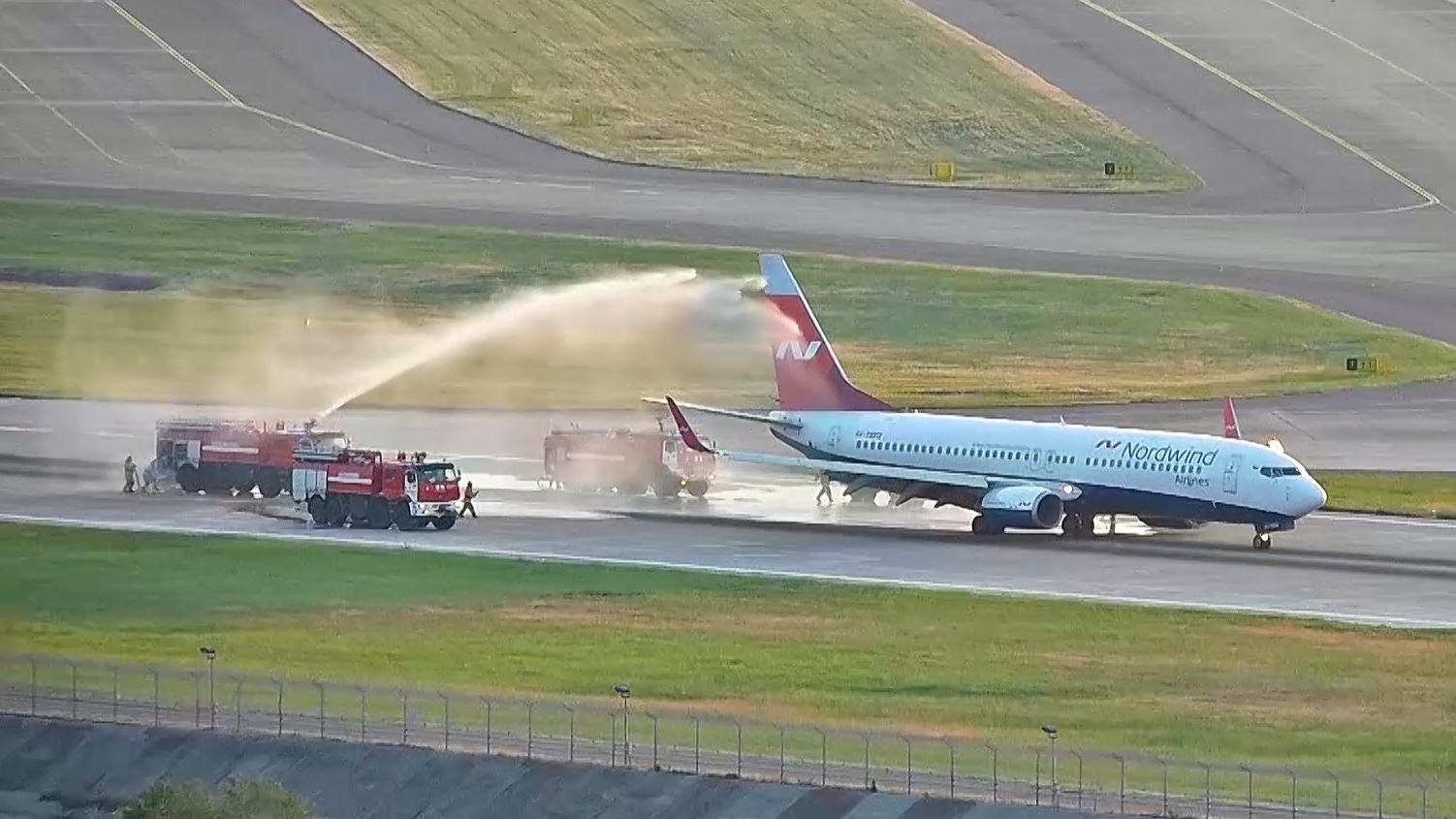 У Боинга 737 на посадке разорвало шину. Что происходило в Сочи. смотреть онлайн