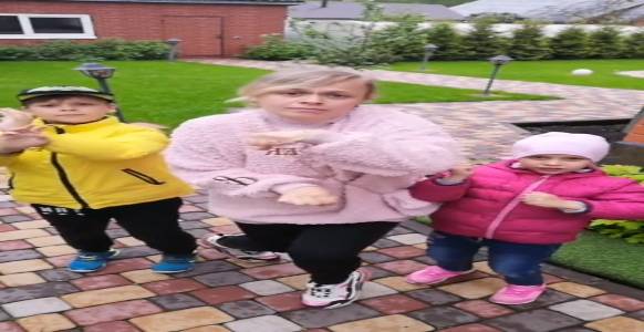 Танцуем втроем. Многодетная семья. Многодетки. #shorts