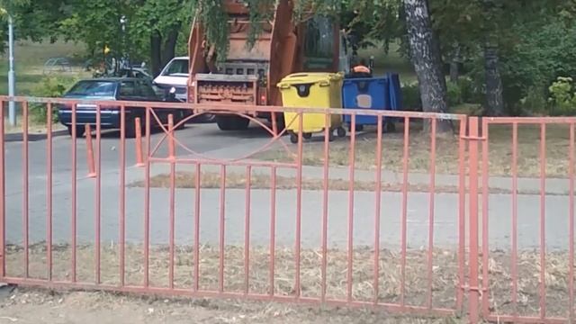 Что забрал мусоровоз во дворе? Загрузка мусора в мусоровоз.