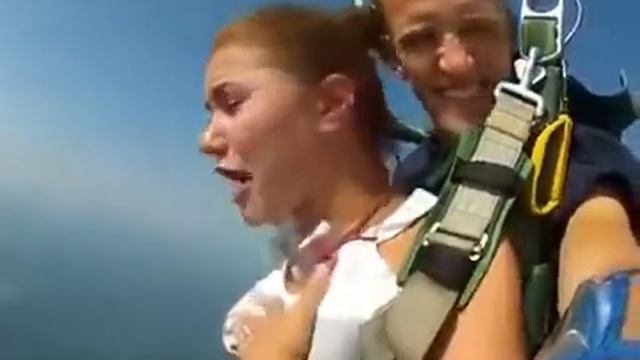 Первый прыжок с парашютом девушки Ну зачем так орать Приколы смотреть онлайн