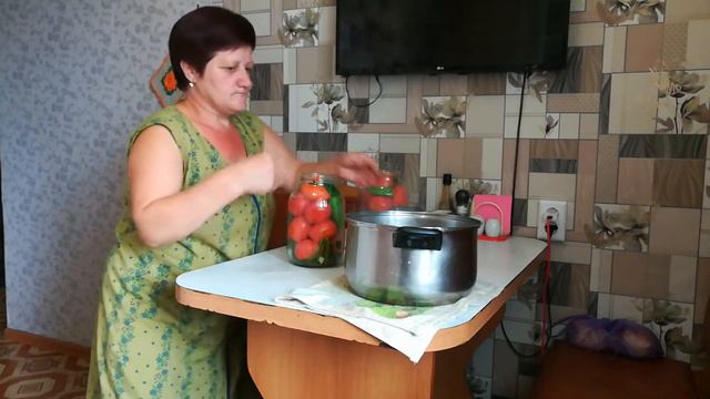 Мариную помидоры, готовлю перец к заморозке. ( собаке плохо:) ) смотреть онлайн