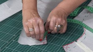 Моделирование проймы и рукава от базовой основы в пальто со спущенным плечом.