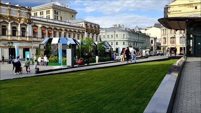 Москва. Прогулка по центральным площадкам фестиваля "Цветочный джем - 2022" (22.07.2022) смотреть онлайн