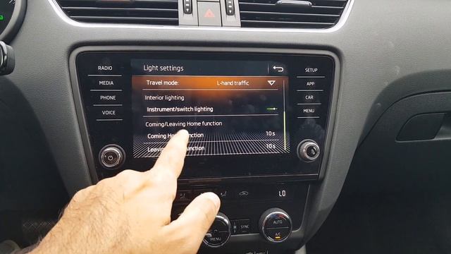 How To Use Cruise Control, Infotainment & Multi Info Display On A Skoda Octavia смотреть онлайн