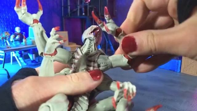 Warhammer 40,000 Tyranid Genestealer from McFarlane Toys figure review смотреть онлайн