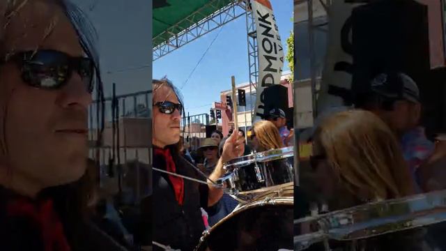 Diego's Umbrella: drummer in crowd, Novato, CA смотреть онлайн