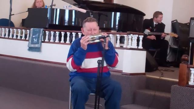 Bro. Danny Cramer playing his huge harmonica for Christmas! смотреть онлайн