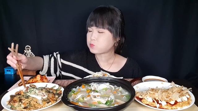 (cc자막유) 청양고추 듬뿍 백합 칼국수 해물부추전 오코노미야끼 총각김치 먹방 Kalguksu pancake mukbang.カルグッス、チヂミモッパン。吃播 смотреть онлайн