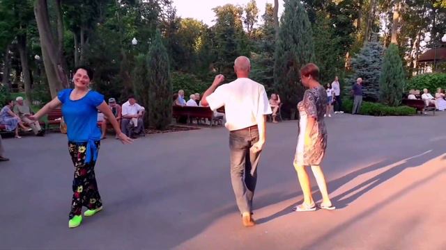 БЕЛЫЕ ТУМАНЫ, СЕРЫЕ ДОЖДИ! ТАНЦЫ В ПАРКЕ ГОРЬКОГО ХАРЬКОВ смотреть онлайн