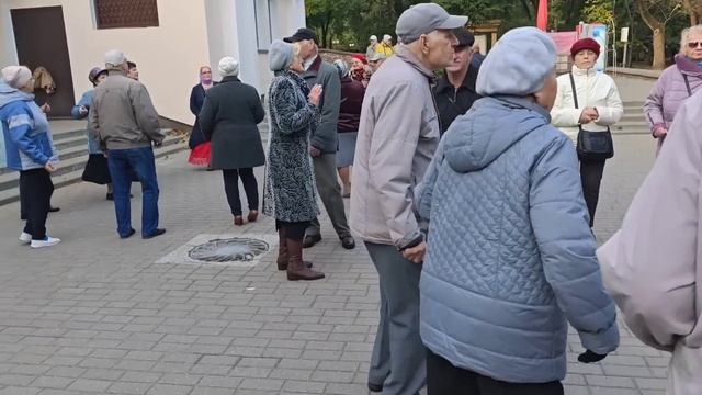 8.10.23г..."На Двенадцатом Этаже"...исп. Пётр Сотник... в Гомельском парке... смотреть онлайн