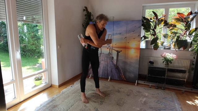 Упражнения с бутылками по 1,5 литера для тех кто старше 55 ти лет. смотреть онлайн