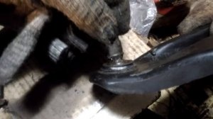 Люфт неисправной шаровой опоры Рено логан
