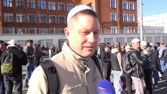 Более 100 тысяч мусульман Москвы отметили Ураза-Байрам у Соборной мечети. Репортаж «Москва-Баку» смотреть онлайн