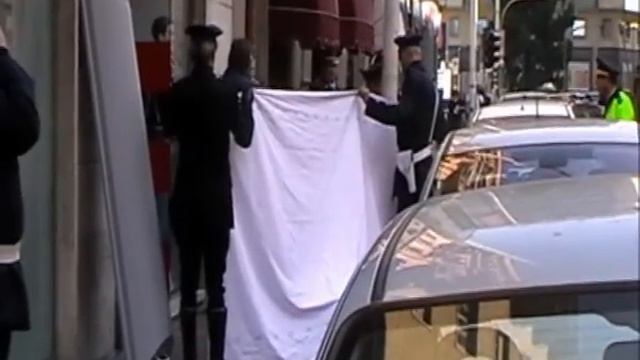 Passante muore mentre cammina in via Sonnino a Cagliari смотреть онлайн