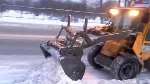 Трактор маленький с ковшом