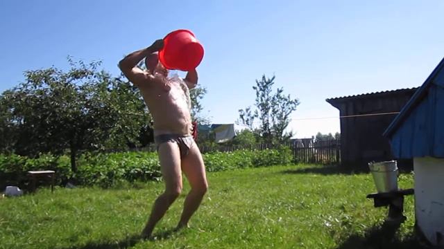 Окунание водой из колодца. Июль 2011 г смотреть онлайн