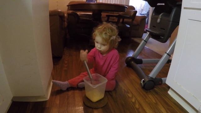 Как мы готовили омлет. Учим английский играючи. Софья - помощница )) Organic food. Organic omelet. смотреть онлайн