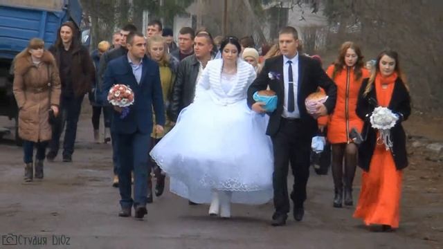 Жених с Невестой идут в ЗАГС смотреть онлайн