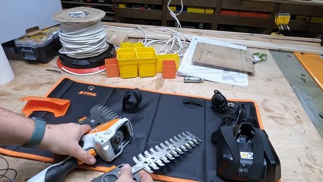 Stihl HSA26 small hedge trimmer and AS2 battery смотреть онлайн