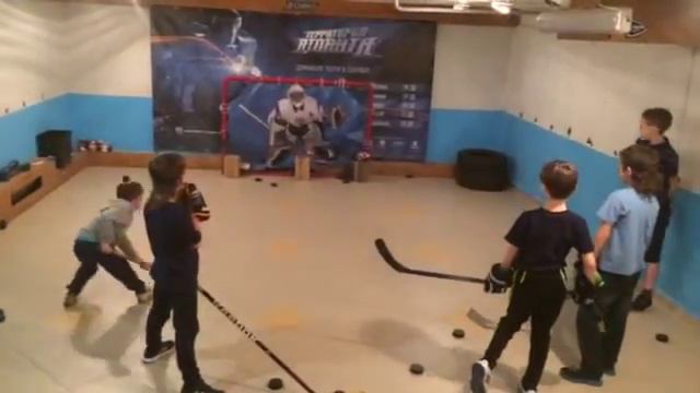 Детский хоккей. 4 летний хоккеист против 8 летних))) смотреть онлайн