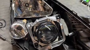 Toyota Isis - ремонт фар, замена линз на диодные Expression