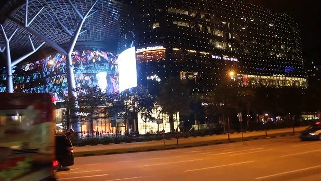 Memorable Walk Along Orchard Road / Незабываемая Прогулка по Orchard Road смотреть онлайн