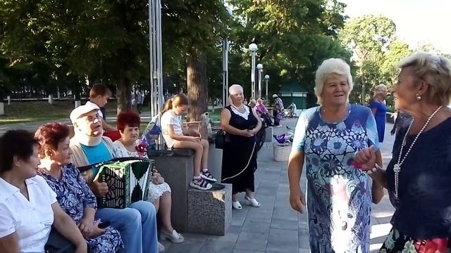 1471, 31.07.2021, Орёл, парк, фонтан, гармонь, В. Провалёнов, Л. Печенкина, танцы, песни, частушки смотреть онлайн