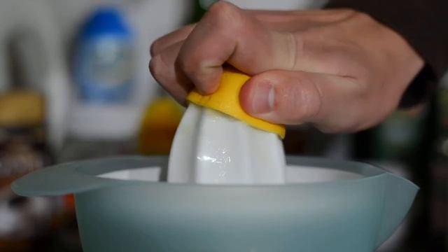 Squeezing lemon. Cjediti limun. смотреть онлайн