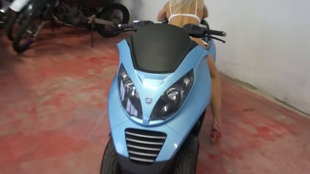 Piaggio MP3. Пьяджо скутер. Блонди. Http://autobike.ru
