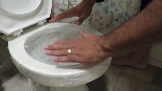 Unclog toilet with Saran Wrap? смотреть онлайн