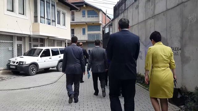 Ambasadorja amerikane duke hyrë në Kuvend ( Gazeta Tribuna ) смотреть онлайн