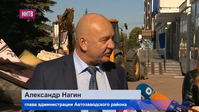 В Автозаводском районе начали сносить незаконные рекламные конструкции