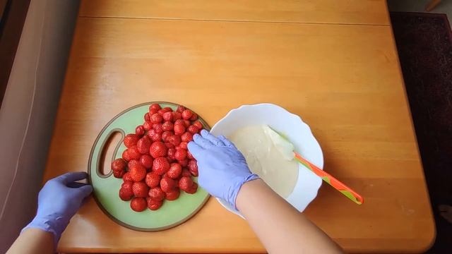 Простейший и ароматный клубничный пирог за 2 минуты. смотреть онлайн