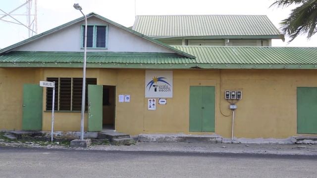 Tuvalu Funafuti Abords de l'aéroport / Tuvalu Funafuti Airport around смотреть онлайн