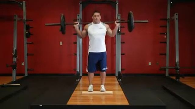 Подъем на носки со штангой на плечах