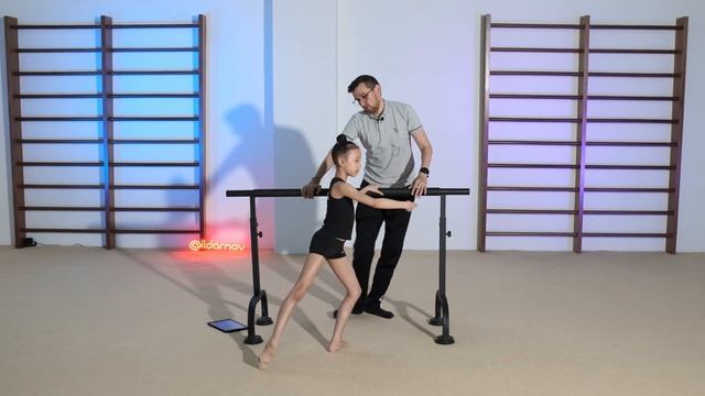 BALLET CLASS FOR BEGINNERS IN RHYTHMIC GYMNASTICS FOLLOWS VAGANOVA METHOD. BARRE