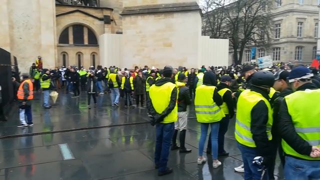 Bordeaux : les gilets jaunes sur la place Pey-Berland смотреть онлайн