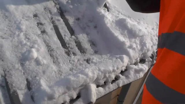 "Без страха погибнешь!" Как альпинисты чистят кровли с автовышки смотреть онлайн